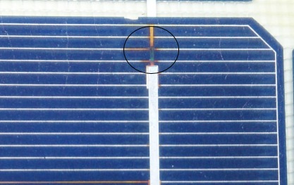 Obr. 5: Vyplen kontakt metalizace emitoru fotovoltaickho lnku