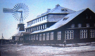 Fotografie Slezskho domu s objektem vtrn elektrrny v pozad (Foto archiv Slezsk dm)