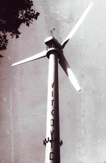 Vtrn elektrrna Tacke Windtechnik VE 75-1 (vkon 75 kW) vyroben licenn firmou Vtkovice Mostrna Frdek Mstek, vystaven na tzv. Veobecn eskoslovensk jubilejn vstav v Praze roku 1991, a jej instalace v Bom Daru. (Foto B. Ko)