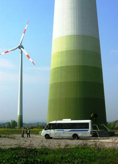Vtrn elektrrna Enercon E-112 s vkonem 4,5 MW (obec Egeln u Magdeburgu) a porovnn velikosti spodnho elezobetonovho dlu ve s autobusem. (Foto B. Ko)
