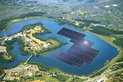 V Japonsku ji funguje nkolik plovoucch solrnch elektrren. Na zatku letonho roku byly zahjeny prce na vstavb nejvt plovouc elektrrn na svt. Ta se bude nachzet na pehrad Yamakura, jihozpadn od Tokia, a bude mt vce ne 50 000 solrnch panel, kter pokryj plochu 180 000 tverench metr, a vkon 13,7 megawattu. Elektrrna by mla bt v provozu na jae 2018. (Zdroj foto: KYOCERA)