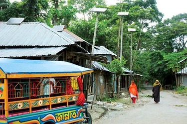 Obrzek 15: Solrn domc systmy jsou zchrannm lanem pro obyvatele a obchodnky v Bangla Bazar (Foto: Aditya Batra) | Zdroj: Down to Earth