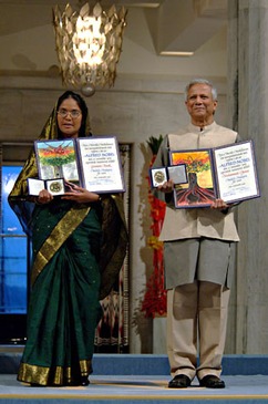 Obrzek 19: Prof. Yunus a Mosammat Taslima Begum pebraj Nobelovu cenu mru v roce 2006 za spoleensk pnosy Grameen Bank | Zdroj: Nobel Prize