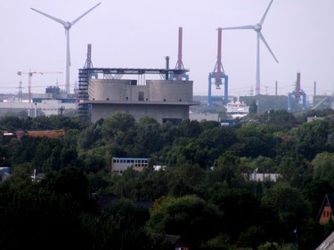 Zalenn vtrnch elektrren do mstskho panoramatu v Hamburku v ryze industriln zn a na vyven  ploe uzaven skldky, asi 5 km od centra msta.