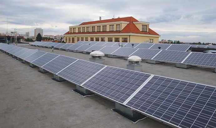 Obr. fotovoltaické panely na střeše
