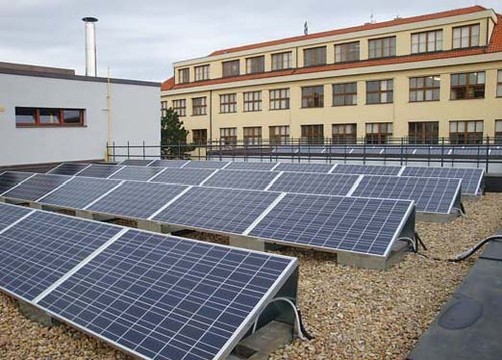 Obr. Fotovoltaické panely na střeše