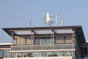 Obr. 1: Větrná elektrárna na střeše centrály T-mobile v Praze u stanice metra Roztyly