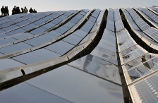 Fotovoltaický systém na střeše Auly Pavla VI. ve Vatikánu, detail položení panelů