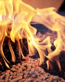 Hořící dřevěné pelety