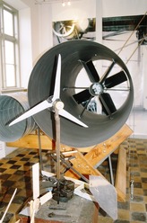 Replika větrného tunelu, jímž Poul la Cour měřil a ověřoval chování rotorů s různým počtem křídel. (Foto B. Koč)