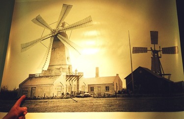 Areál badatelny Poul la Coura v Askově (Dánsko), asi 1885, vpravo první konstrukce větrné elektrárny z r. 1891, vlevo objekt se zkušební plošinou pro další typy. (Foto B. Koč)