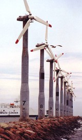 Větrné elektrárny Nordtank (55 kW) na kamenném molu u Ebeltoftu. Tyto elektrárny byly charakteristické stupňovitým tubusem podobným tělu rakety. (Foto B. Koč)