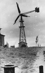 Fotografie větrného čerpadla z obce Komsomolskaja u Minsku (1974). (Foto B. Koč)