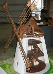 Větrný mlýn u Kuželova, patrné je dřevěné palečné kolo v podstřeší. Celá střecha s křídly a hlavním hřídelem a převodem je otočná. (Foto B. Koč)