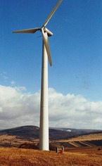 První větrná elektrárna s výkonem nad 100 kW na území ČR – dánský výrobek DWT 150 u Kuželova (okres Hodonín), výkon 150 kW, 1990. (Foto B. Koč)