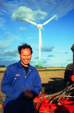 Hermann Albers, jeden z prvních německých farmářů, kteří postavili na svých pozemcích větrné elektrárny (1998). V současnosti je prezidentem německého Svazu pro větrnou energii BWE (Bundesverbandes WindEnergie). Často nyní musí vyměnit volant traktoru za „světla ramp“ před televizní kamerou. (Foto B. Koč, repro TV)