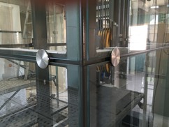Výtahová šachta kompletně obložena sklem