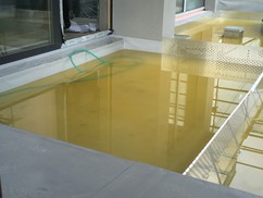 Zkouška těsnosti PVC folie na terase (voda s malířskou žlutí)