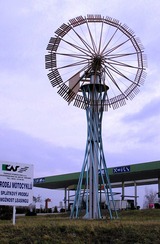 Obr. 14 Halladayovy turbíny u Znojma a u Olomouce – složí jako poutače a současně i pro pohon malých větrných elektráren s výkonem 5–6 kW (foto B. Koč)