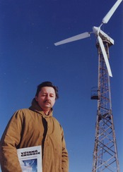 Obr. 20 Pan Karel Bubeník u své větrné elektrárny s výkonem 37 kW ve Zvánovicích nedaleko Říčan (foto B. Koč)