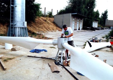 Obr. 23 Montáž rotoru větrné elektrárny SBH 20 ve Strojírnách Bohdalice na Vyškovsku (foto B. Koč)