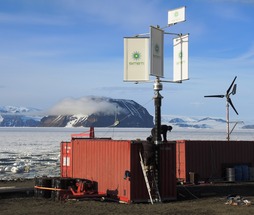 Obr. 28 Na přelomu r. 2015/16 byla v Antarktidě na české základně ověřována i větrná elektrárna SIMETI; na snímku je patrné porovnání její velikosti s další malou větrnou elektrárnou klasické koncepce AERPLAST. (foto Pavel Kapler, Masarykova Univerzita)