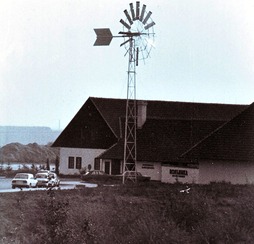 Obr. 31 Motorest Rohlenka s poutačem a současně malou větrnou elektrárnou po jejím uvedení do provozu kolem r. 1990 (foto L. Strakoš a B. Koč)