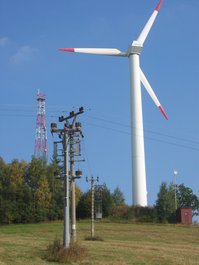 U Mladoňova byla instalována větrná elektrárna Tacke TW 500, která nahradila původní prototypovou elektrárnu E-315 (Vítkovice). Důvodem byla větší spolehlivost a výkon „second handového“ stroje na lokalitě, jejíž větrné poměry byly provozem původního stroje ověřeny. (Foto B. Koč)