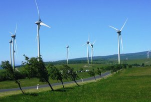 Pohled na část větrného parku Kryštofovy Hamry s větrnými elektrárnami Enercon E-82. V popředí je patrná skupina vlajkově rostoucích stromů, jako důsledek větrných poměrů na lokalitě. Druhý záběr dvou elektráren je pořízen z gondoly jedné ze sousedících elektráren a ukazuje servisní přístupové cesty mezi jednotlivými elektrárnami. Na třetím snímku je nová rozvodna, z níž je proud dodáván do sítě VN. (Foto B. Koč)