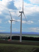 Základy pro větrnou elektrárnu WIKOW W2000spg u Janova a pohled na dvě dokončené větrné elektrárny na této lokalitě. (Foto B. Koč)