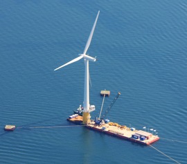 Montáž plovoucí větrné elektrárny projektu HYWIND Siemens 2,6 MW u Stavangeru a schéma jejího ukotvení. Kotvící lana jsou v polovině hloubky prověšena zátěží – betonovými bloky. Foto B. Koč