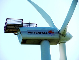 Větrná elektrárna pro offshore instalaci s plošinou pro výsadek z vrtulníku. Foto B. Koč