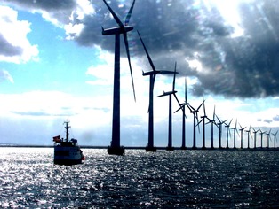 Větrné elektrárny v průlivu Middelgrunden u Kodaně. Foto B. Koč