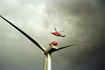 Přílet a „zakotvení“ vrtulníku nad plošinou větrné elektrárny a výsadek montéra. Foto B. Koč