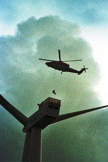 Přílet a „zakotvení“ vrtulníku nad plošinou větrné elektrárny a výsadek montéra. Foto B. Koč
