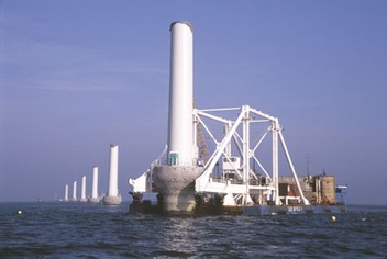 Ukládání fundamentů se zabudovaným prvním dílem věže do průlivu speciálním plavidlem. Foto archiv