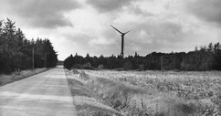 Příklad vývoje začlenění větrných mlýnů a větrné elektrárny do krajiny v čase - (severní Dánsko, okolí Skagenu) dominantou je větrný mlýn z 19. století, do  obrazu krajiny  však už vstoupilo elektrické vedení.