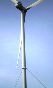 Větrná elektrárna Vestas na „odlehčeném“ tubusu. (Foto B. Koč, J. Zilvar)