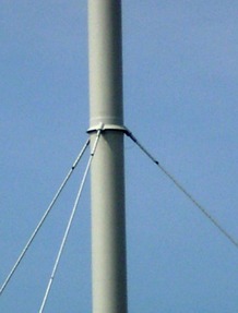 Větrná elektrárna Vestas na „odlehčeném“ tubusu – detail objímky uprostřed výšky stožáru. (Foto B. Koč, J. Zilvar)