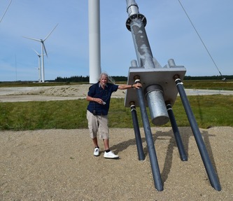 Větrná elektrárna Vestas na „odlehčeném“ tubusu – kotvení lana systémem pružin a tlumičů. (Foto B. Koč, J. Zilvar)