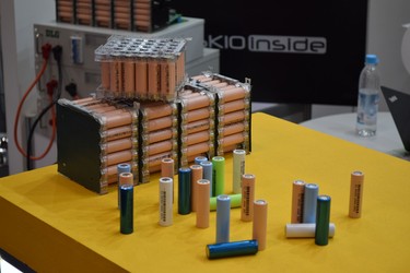 „Rámečky“ a „krabice“ jako základní polotovar na výrobu baterií z cylindrických článků.