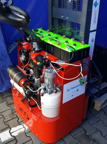 Prototyp vodíkového vysokozdvižného vozíku s nabíječkou Leancat a bateriemi HE3DA, foto © TZB-info.cz