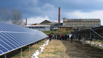 Pro fotovoltaickou elektrárnu v Ostrožské Lhoty byl využit opuštěný areál po těžbě lignitu.