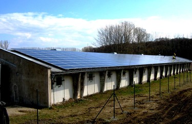 Porovnání objektu s fotovoltaickou instalací u Opatova v čase vzniku (2006) a po 12 letech (2018).  Objekt „vrostl“  do okolí.