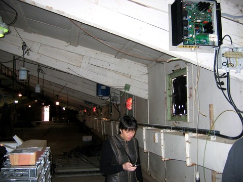 V půdním  prostoru bývalé drůbežárny bylo možné instalovat měniče, kabeláž a zařízení k měření s přenosu provozních dat elektrárny.