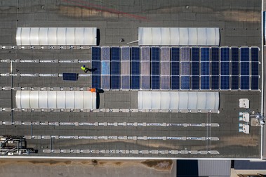 Fotovoltaická elektrárna bez akumulace na střechách družstva Bohemia Apple v Tuchorazi. Instalovaný výkon elektrárny 204,5 kWp.