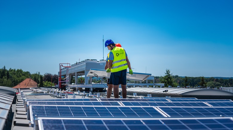 Fotovoltaická elektrárna bez akumulace na střechách družstva Bohemia Apple v Tuchorazi. Instalovaný výkon elektrárny 204,5 kWp.
