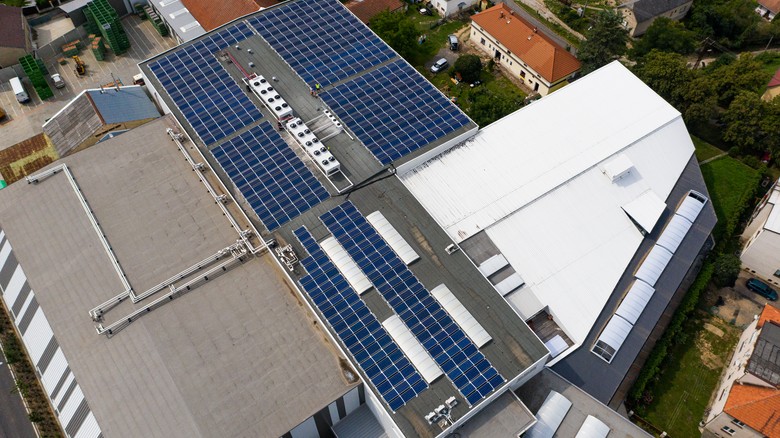 S-Power Energies úspěšně zprovoznila fotovoltaiku o velikosti 204,5 kWp bez akumulace na střechách Mostárny Bohemia Apple v létě 2019.