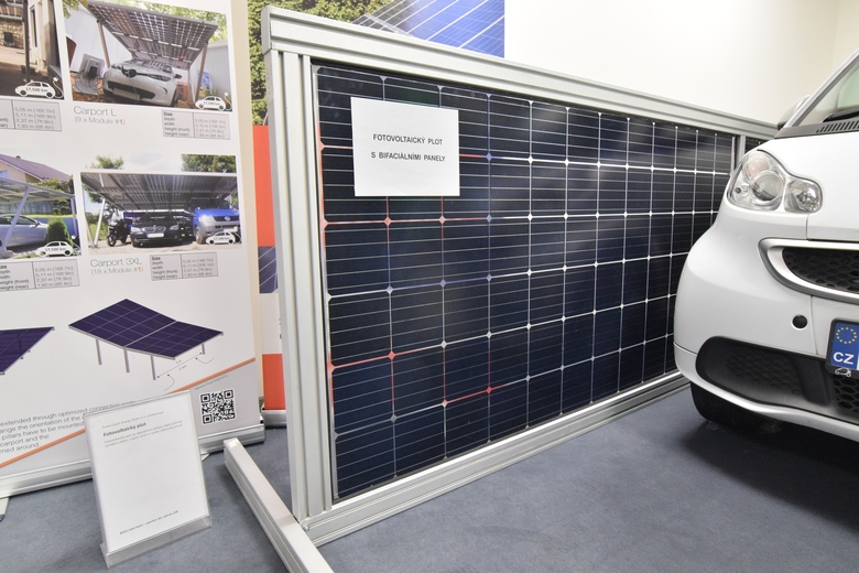 Solární plot z oboustranného fotovoltaického panelu v podání firmy Czech Energy Team