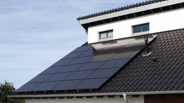 Obr. Monokrystalické fotovoltaické moduly v černém designu, výkon až do 300 Wp, stupeň účinnosti modulu až 17,5 %.